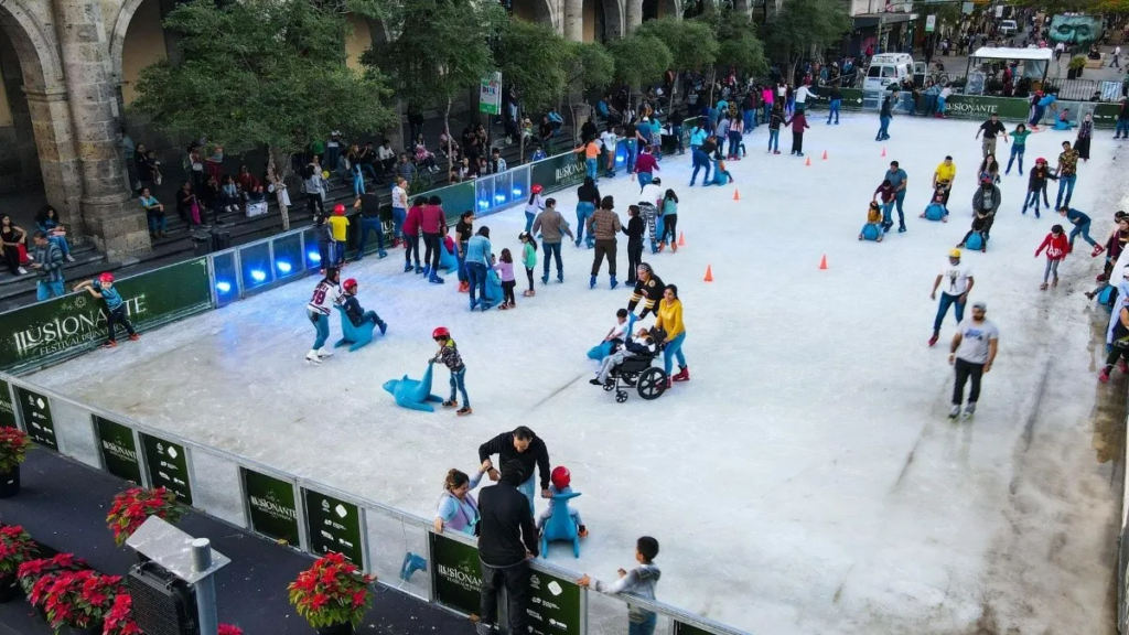 Donovan Carrillo, invitado de honor en la apertura de la pista de hielo en Guadalajara 